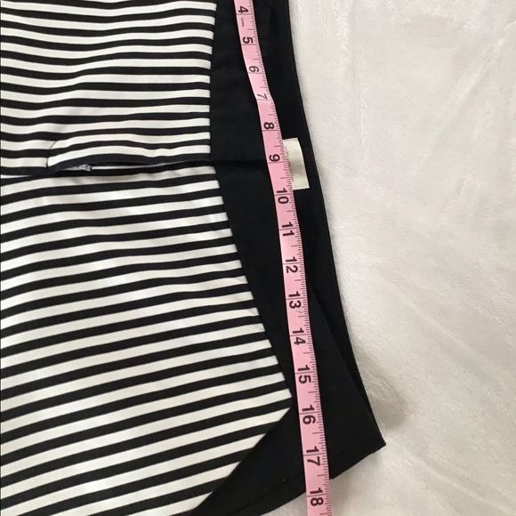 Chico’s black and white striped capris size 2 or equivalent to a 12/14. - Picture 5 of 7